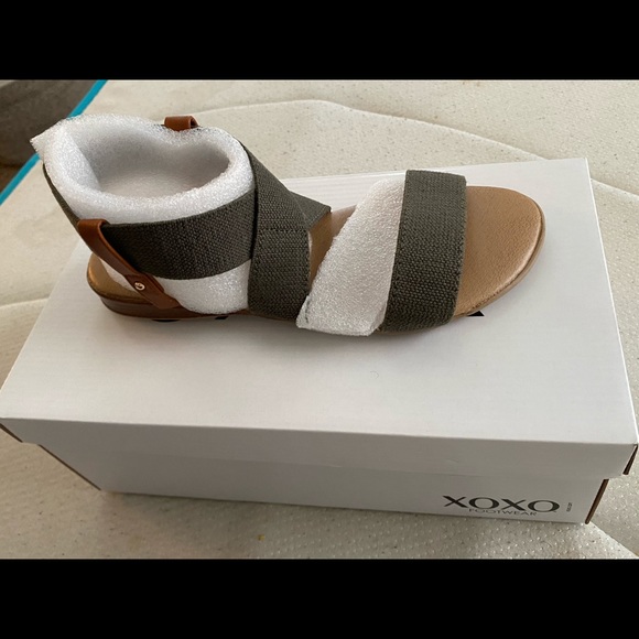Women’s XOXO size 6 sandals - Picture 3 of 3